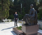 Azərbaycan Prezidenti İlham Əliyev və xanımı ümummilli lider Heydər Əliyevin məzarını ziyarət ediblər (FOTO)
