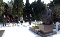 Azərbaycan Prezidenti İlham Əliyev və xanımı ümummilli lider Heydər Əliyevin məzarını ziyarət ediblər (FOTO)