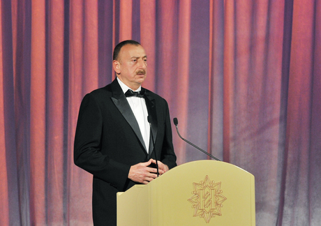 Prezident İlham Əliyev və xanımı Mehriban Əliyeva ümummilli liderin anadan olmasının 91-ci ildönümünə və Heydər Əliyev Fondunun 10 illik yubileyinə həsr olunmuş təntənəli mərasimdə iştirak ediblər (FOTO)