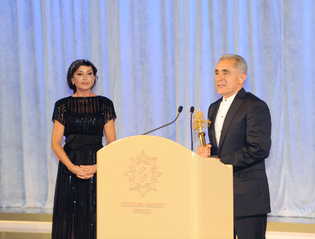 Prezident İlham Əliyev və xanımı Mehriban Əliyeva ümummilli liderin anadan olmasının 91-ci ildönümünə və Heydər Əliyev Fondunun 10 illik yubileyinə həsr olunmuş təntənəli mərasimdə iştirak ediblər (FOTO)