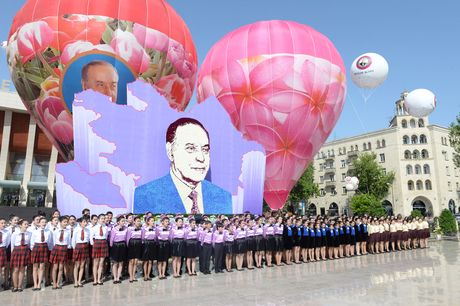 Prezident İlham Əliyev və xanımı Gül bayramında iştirak ediblər (FOTO)