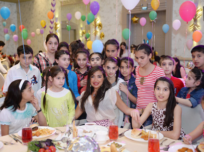 Leyla Əliyeva uşaq evləri və internat məktəblərinin sakinləri üçün keçirilən bayram şənliyində iştirak edib (FOTO)
