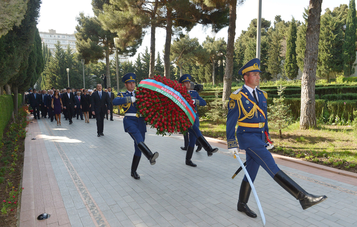 Azərbaycan Prezidenti İlham Əliyev və xanımı ümummilli lider Heydər Əliyevin məzarını ziyarət ediblər (FOTO)