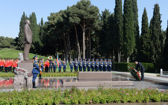 Azərbaycan Prezidenti İlham Əliyev və xanımı ümummilli lider Heydər Əliyevin məzarını ziyarət ediblər (FOTO)