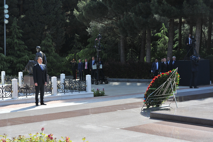 Azərbaycan Prezidenti İlham Əliyev və xanımı ümummilli lider Heydər Əliyevin məzarını ziyarət ediblər (FOTO)