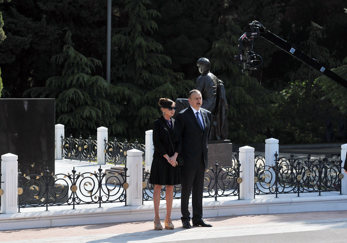 Azərbaycan Prezidenti İlham Əliyev və xanımı ümummilli lider Heydər Əliyevin məzarını ziyarət ediblər (FOTO)