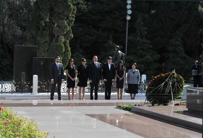 Azərbaycan Prezidenti İlham Əliyev və xanımı ümummilli lider Heydər Əliyevin məzarını ziyarət ediblər (FOTO)