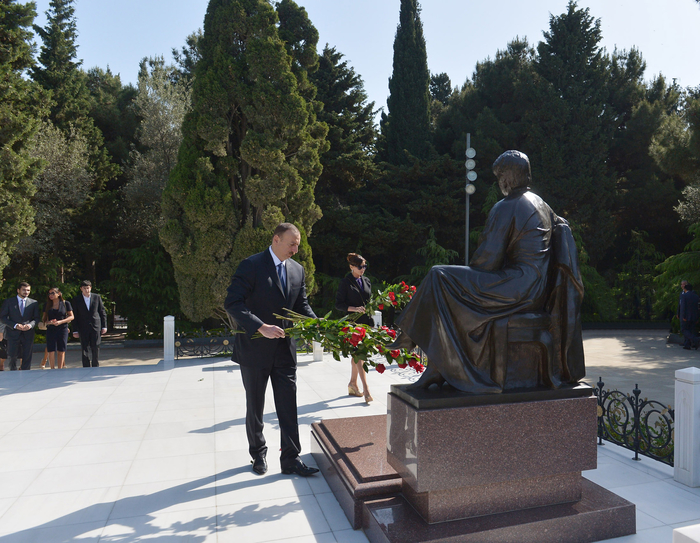 Azərbaycan Prezidenti İlham Əliyev və xanımı ümummilli lider Heydər Əliyevin məzarını ziyarət ediblər (FOTO)