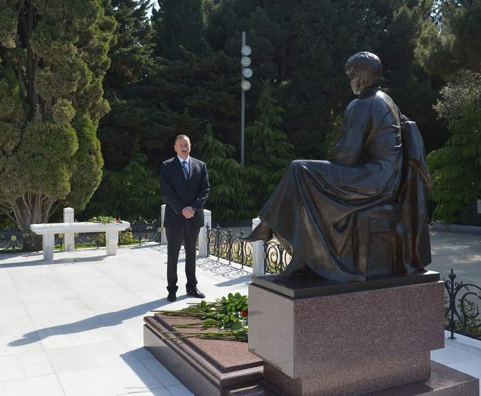 Azərbaycan Prezidenti İlham Əliyev və xanımı ümummilli lider Heydər Əliyevin məzarını ziyarət ediblər (FOTO)