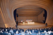 Azərbaycan və Fransa prezidentləri müştərək biznes forumda iştirak edirlər (FOTO)