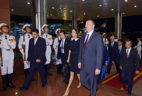 Prezident İlham Əliyev Vyetnama dövlət səfərinə gəlib (FOTO)