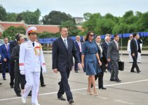 İlham Əliyev Hanoyda sabiq Prezident Ho Şi Minin mavzoleyini ziyarət edib (FOTO)
