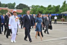 İlham Əliyev Hanoyda sabiq Prezident Ho Şi Minin mavzoleyini ziyarət edib (FOTO)
