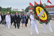 İlham Əliyev Hanoyda sabiq Prezident Ho Şi Minin mavzoleyini ziyarət edib (FOTO)