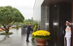 İlham Əliyev Hanoyda sabiq Prezident Ho Şi Minin mavzoleyini ziyarət edib (FOTO)