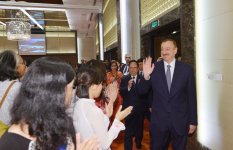Prezident İlham Əliyev Hanoyda Azərbaycanda təhsil almış vyetnamlı məzunlarla görüşüb (FOTO) (ƏLAVƏ OLUNUB)