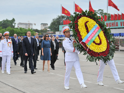 İlham Əliyev Hanoyda sabiq Prezident Ho Şi Minin mavzoleyini ziyarət edib (FOTO)