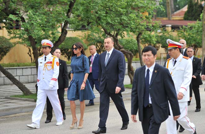 İlham Əliyev Hanoyda sabiq Prezident Ho Şi Minin mavzoleyini ziyarət edib (FOTO)