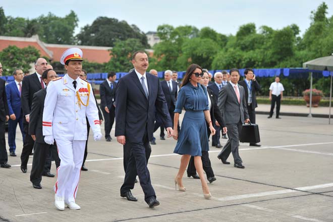 İlham Əliyev Hanoyda sabiq Prezident Ho Şi Minin mavzoleyini ziyarət edib (FOTO)