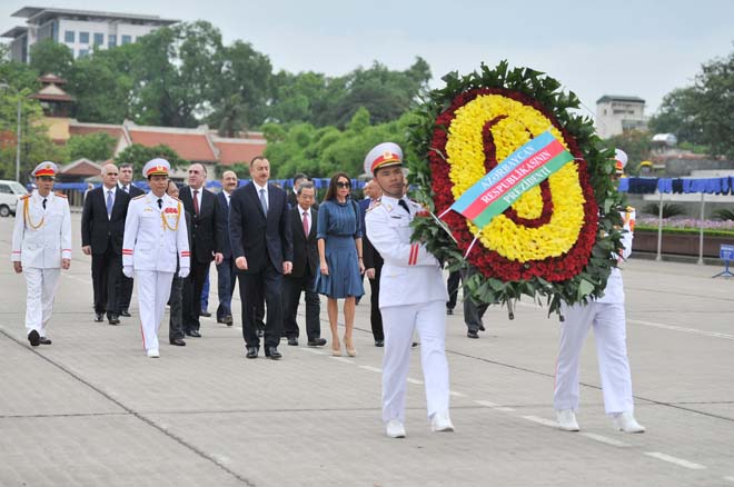 İlham Əliyev Hanoyda sabiq Prezident Ho Şi Minin mavzoleyini ziyarət edib (FOTO)