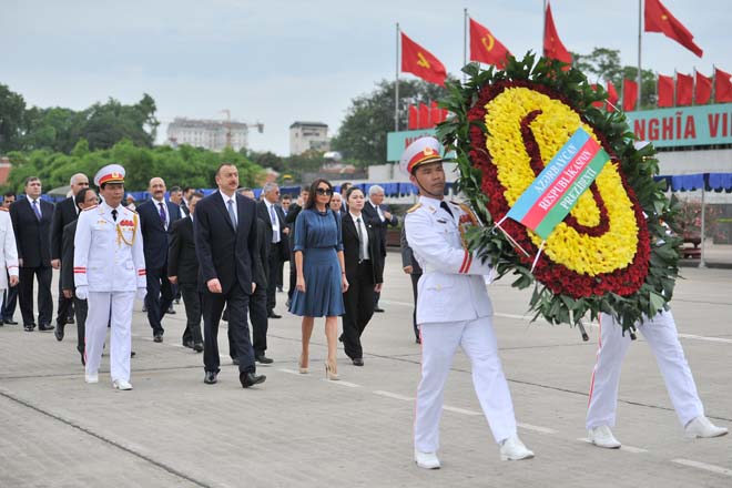 İlham Əliyev Hanoyda sabiq Prezident Ho Şi Minin mavzoleyini ziyarət edib (FOTO)