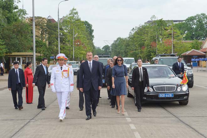 İlham Əliyev Hanoyda sabiq Prezident Ho Şi Minin mavzoleyini ziyarət edib (FOTO)