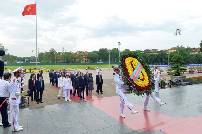 İlham Əliyev Hanoyda sabiq Prezident Ho Şi Minin mavzoleyini ziyarət edib (FOTO)