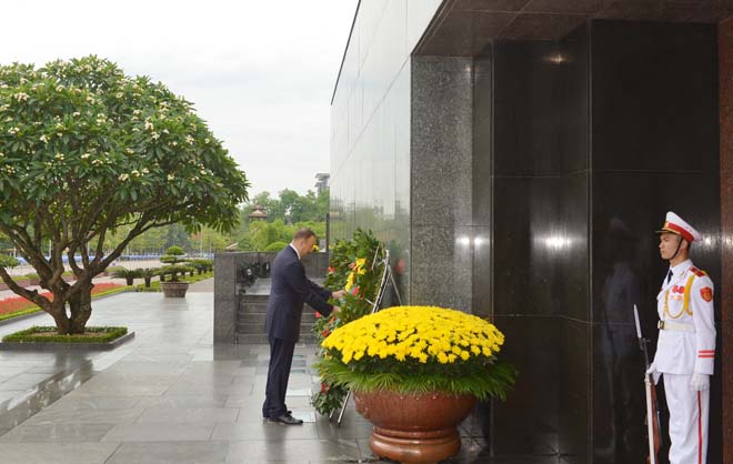 İlham Əliyev Hanoyda sabiq Prezident Ho Şi Minin mavzoleyini ziyarət edib (FOTO)