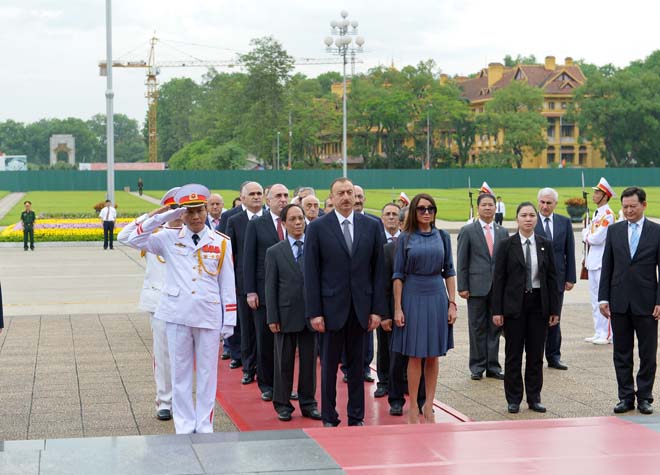 İlham Əliyev Hanoyda sabiq Prezident Ho Şi Minin mavzoleyini ziyarət edib (FOTO)