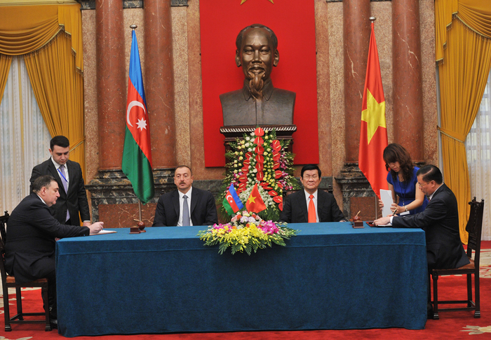 Azərbaycan və Vyetnam arasında 2 sənəd imzalanıb (FOTO)
