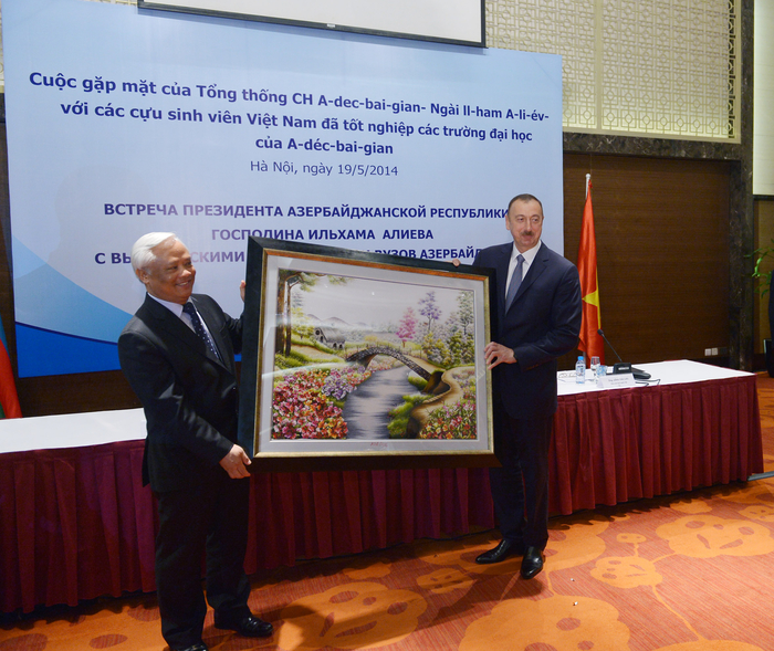 Prezident İlham Əliyev Hanoyda Azərbaycanda təhsil almış vyetnamlı məzunlarla görüşüb (FOTO) (ƏLAVƏ OLUNUB)