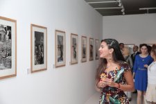 Heydər Əliyev Fondunun vitse-prezidenti Leyla Əliyeva məşhur fotoqraf Anri Kartye-Bressonun fərdi sərgisi ilə tanış olub (FOTO)
