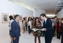 Heydər Əliyev Fondunun vitse-prezidenti Leyla Əliyeva məşhur fotoqraf Anri Kartye-Bressonun fərdi sərgisi ilə tanış olub (FOTO)