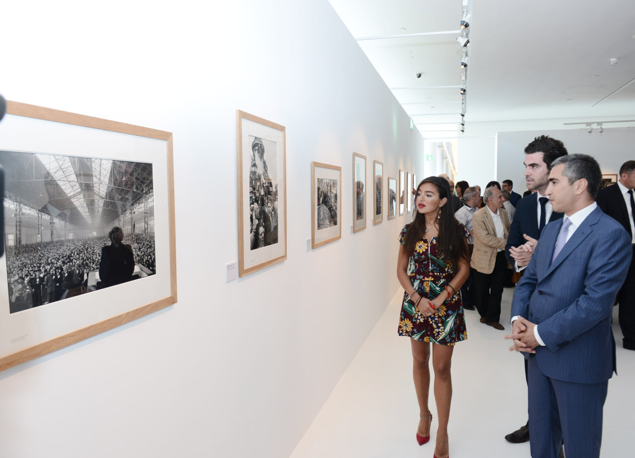 Heydər Əliyev Fondunun vitse-prezidenti Leyla Əliyeva məşhur fotoqraf Anri Kartye-Bressonun fərdi sərgisi ilə tanış olub (FOTO)