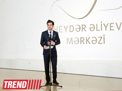 Heydər Əliyev Fondunun vitse-prezidenti Leyla Əliyeva məşhur fotoqraf Anri Kartye-Bressonun fərdi sərgisi ilə tanış olub (FOTO)