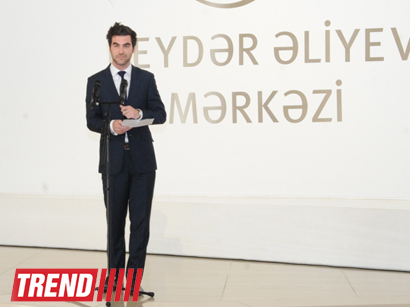 Heydər Əliyev Fondunun vitse-prezidenti Leyla Əliyeva məşhur fotoqraf Anri Kartye-Bressonun fərdi sərgisi ilə tanış olub (FOTO)