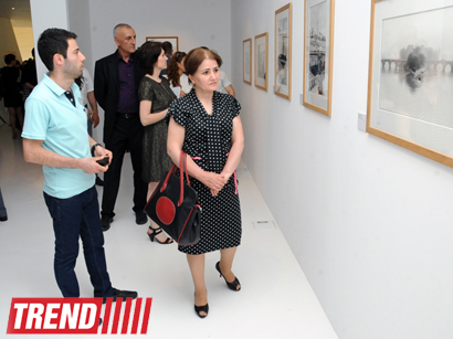 Heydər Əliyev Fondunun vitse-prezidenti Leyla Əliyeva məşhur fotoqraf Anri Kartye-Bressonun fərdi sərgisi ilə tanış olub (FOTO)