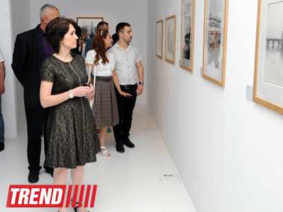 Heydər Əliyev Fondunun vitse-prezidenti Leyla Əliyeva məşhur fotoqraf Anri Kartye-Bressonun fərdi sərgisi ilə tanış olub (FOTO)