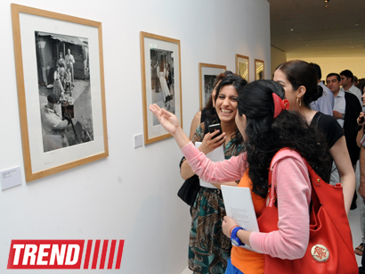Heydər Əliyev Fondunun vitse-prezidenti Leyla Əliyeva məşhur fotoqraf Anri Kartye-Bressonun fərdi sərgisi ilə tanış olub (FOTO)