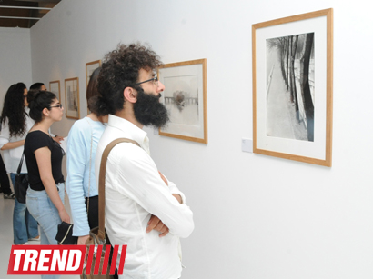 Heydər Əliyev Fondunun vitse-prezidenti Leyla Əliyeva məşhur fotoqraf Anri Kartye-Bressonun fərdi sərgisi ilə tanış olub (FOTO)