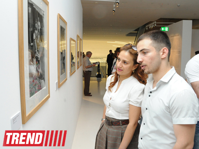Heydər Əliyev Fondunun vitse-prezidenti Leyla Əliyeva məşhur fotoqraf Anri Kartye-Bressonun fərdi sərgisi ilə tanış olub (FOTO)