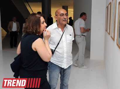 Heydər Əliyev Fondunun vitse-prezidenti Leyla Əliyeva məşhur fotoqraf Anri Kartye-Bressonun fərdi sərgisi ilə tanış olub (FOTO)