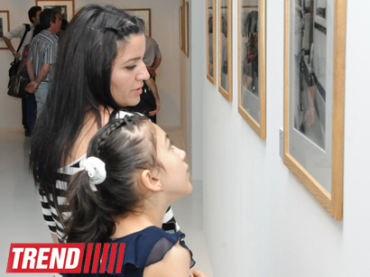 Heydər Əliyev Fondunun vitse-prezidenti Leyla Əliyeva məşhur fotoqraf Anri Kartye-Bressonun fərdi sərgisi ilə tanış olub (FOTO)