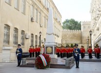 Prezident İlham Əliyev Bakıda Azərbaycan Xalq Cümhuriyyətinin şərəfinə ucaldılmış abidəni ziyarət edib (FOTO)