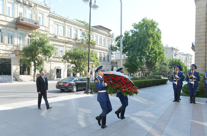 Prezident İlham Əliyev Bakıda Azərbaycan Xalq Cümhuriyyətinin şərəfinə ucaldılmış abidəni ziyarət edib (FOTO)