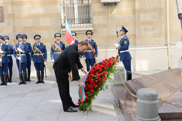 Prezident İlham Əliyev Bakıda Azərbaycan Xalq Cümhuriyyətinin şərəfinə ucaldılmış abidəni ziyarət edib (FOTO)