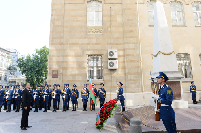 Prezident İlham Əliyev Bakıda Azərbaycan Xalq Cümhuriyyətinin şərəfinə ucaldılmış abidəni ziyarət edib (FOTO)