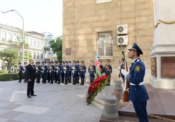 Prezident İlham Əliyev Bakıda Azərbaycan Xalq Cümhuriyyətinin şərəfinə ucaldılmış abidəni ziyarət edib (FOTO)