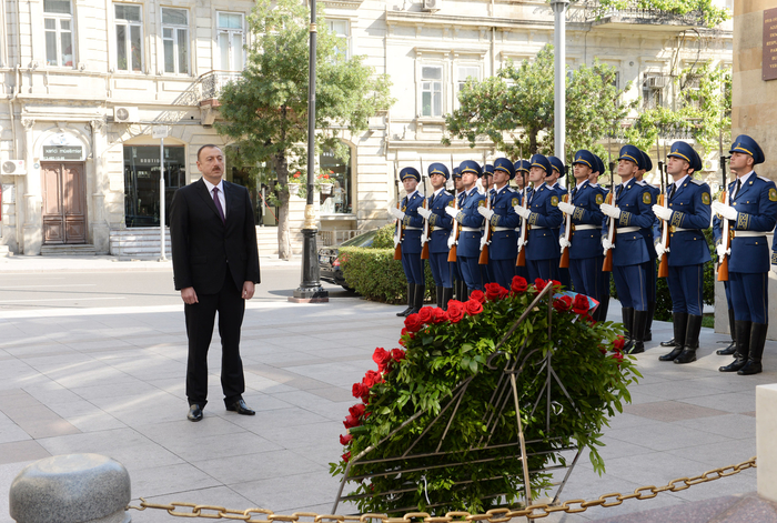 Prezident İlham Əliyev Bakıda Azərbaycan Xalq Cümhuriyyətinin şərəfinə ucaldılmış abidəni ziyarət edib (FOTO)
