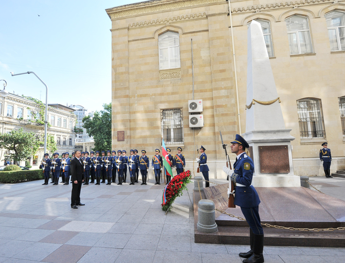 Prezident İlham Əliyev Bakıda Azərbaycan Xalq Cümhuriyyətinin şərəfinə ucaldılmış abidəni ziyarət edib (FOTO)